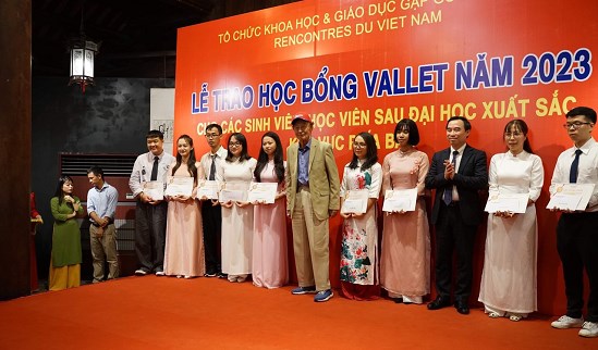 26 học viên cao học và nghiên cứu sinh xuất sắc của Học viện Khoa học và Công nghệ - Viện Hàn lâm Khoa học và Công nghệ Việt Nam nhận học bổng Vallet năm 2023