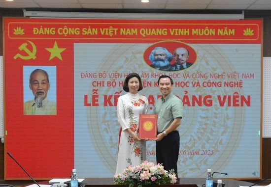Lễ kết nạp đảng viên mới năm 2025 của Chi bộ Học viện Khoa học và Công nghệ