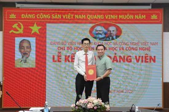 Lễ kết nạp đảng viên mới năm 2025 của Chi bộ Học viện Khoa học và Công nghệ