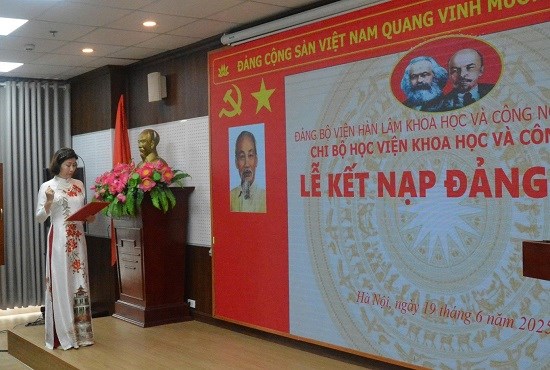 Lễ kết nạp đảng viên mới năm 2025 của Chi bộ Học viện Khoa học và Công nghệ