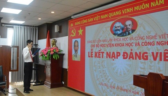 Lễ kết nạp đảng viên mới năm 2025 của Chi bộ Học viện Khoa học và Công nghệ
