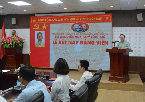 Lễ kết nạp đảng viên mới năm 2025 của Chi bộ Học viện Khoa học và Công nghệ