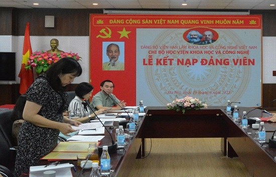 Lễ kết nạp đảng viên mới năm 2025 của Chi bộ Học viện Khoa học và Công nghệ