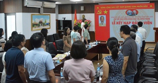 Lễ kết nạp đảng viên mới năm 2025 của Chi bộ Học viện Khoa học và Công nghệ